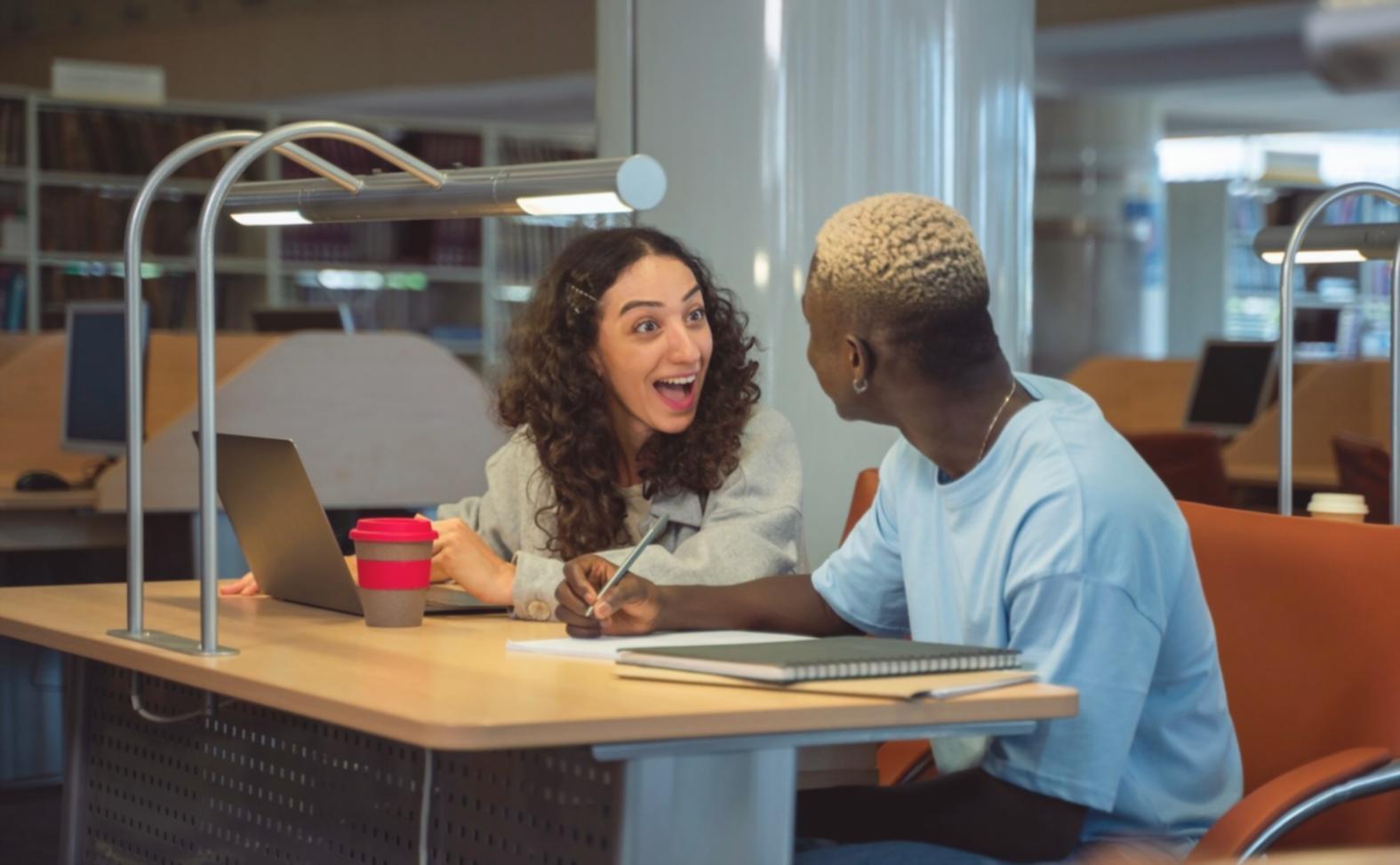 Espace de formation moderne avec équipements technologiques pour l'analyse financière